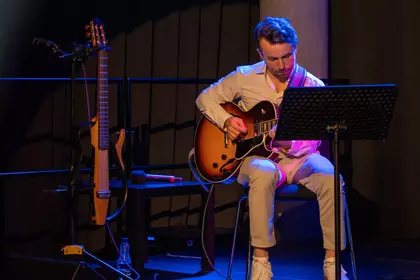 Gitarzysta podczas solowego fragmentu koncertu