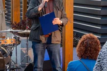 Dyrektor biblioteki przemawia do publiczności w Czytelni Letniej na dachu LGK.