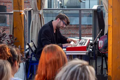 Pianista Krzysztof Dys podczas jazzowego koncertu na dachu biblioteki.