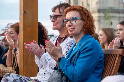 Publiczność nagradza muzyków brawami po występie.