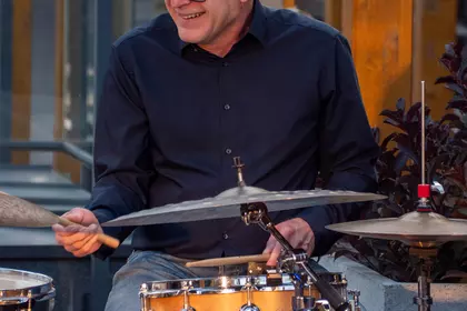 Marcin Jahr przy perkusji podczas wieczornego koncertu jazzowego.