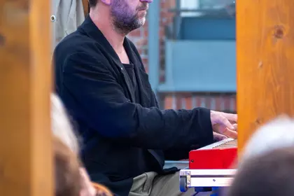 Krzysztof Dys podczas występu przy fortepianie elektrycznym.