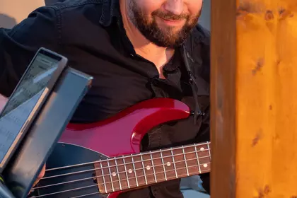 Michał Kapczuk podczas koncertu jazzowego na dachu biblioteki.