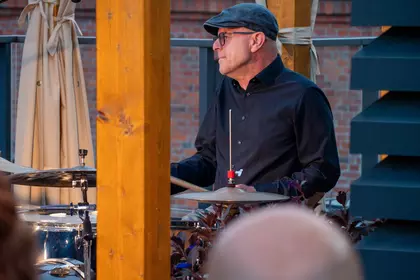 Marcin Jahr podczas koncertu jazzowego w Czytelni Letniej.