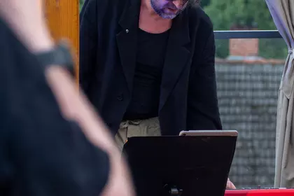 Krzysztof Dys przy instrumencie podczas występu na dachu LGK.