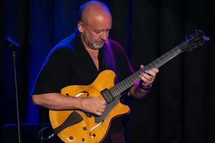 Gitarzysta wykonuje solową partię podczas jazzowego występu.