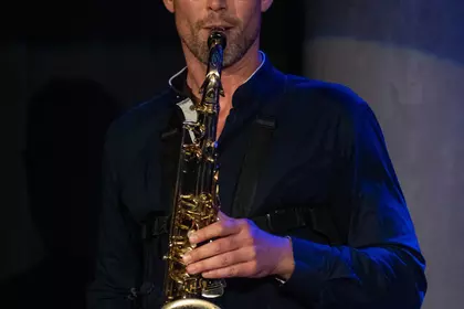 Saksofonista wykonuje solową partię podczas koncertu.