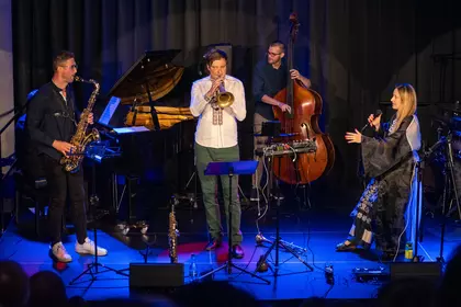 Muzycy projektu Trinity Sounds na scenie Leszczyńskiej Galerii Książki.