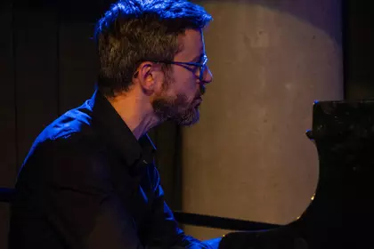 Pianista skupiony podczas wykonywania utworu.