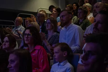 Publiczność nagradza artystów brawami po występie.