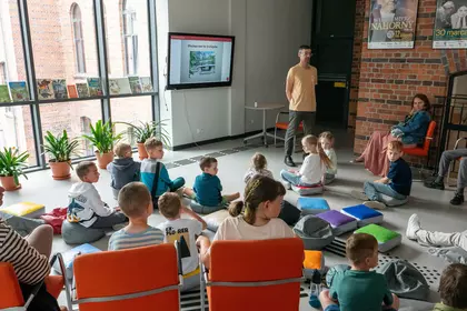 Dzieci słuchają prelekcji o zwierzętach podczas Zielonych wtorków.