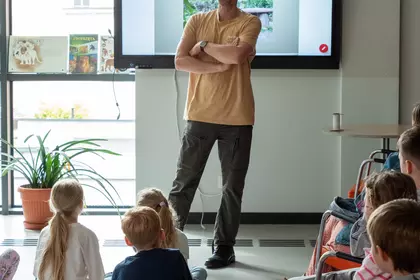 Michał Trzmiel z Mini Zoo prowadzi spotkanie o zwierzętach.