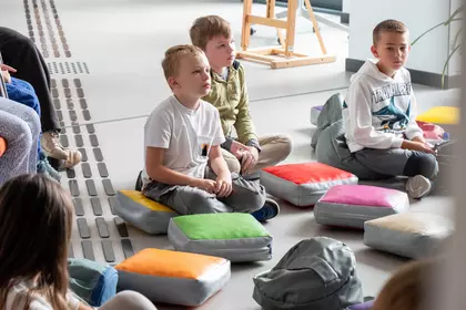Dzieci uczestniczą w spotkaniu edukacyjnym o zwierzętach.