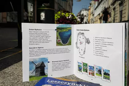 Broszura rozłożona na deptaku.