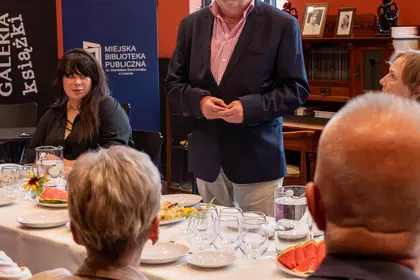 Dyrektor Andrzej Kuźmiński przemawia do partnerów strategicznych Miejskiej Biblioteki Publicznej.
