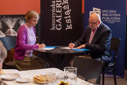 Przedstawicielka Fundacji Centrum Aktywności Twórczej podpisuje umowę z MBP.