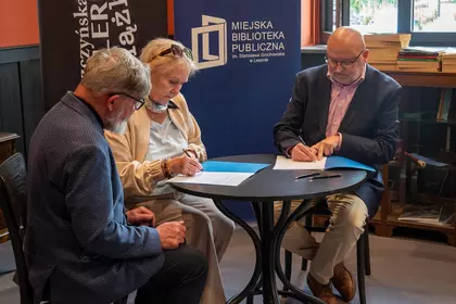 Przedstawiciele Leszczyńskiego Towarzystwa Kulturalnego podpisują umowę z MBP.