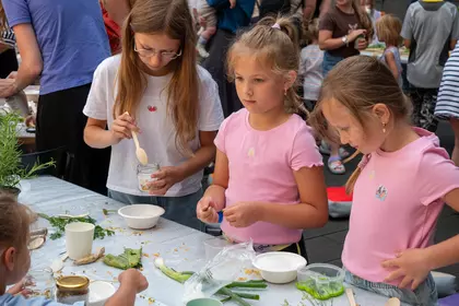 Dziewczynki komponują własne pachnące sole ziołowe.