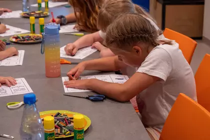 Dzieci wykonują pracę plastyczną inspirowaną Wielką Brytanią.