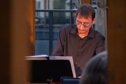 Zdzisław Babiarski podczas koncertu w Czytelni Letniej.