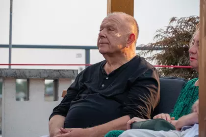 Publiczność wsłuchana w koncert jazzowy na dachu biblioteki.