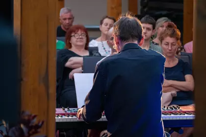 Publiczność obserwuje Zdzisława Babiarskiego przy fortepianie.