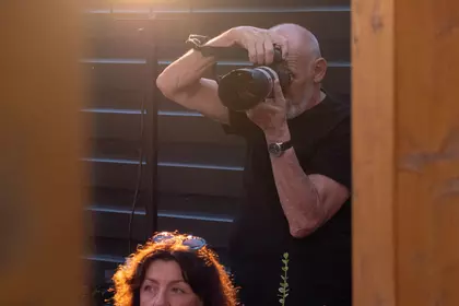 Fotograf wykonuje zdjęcia podczas koncertu.