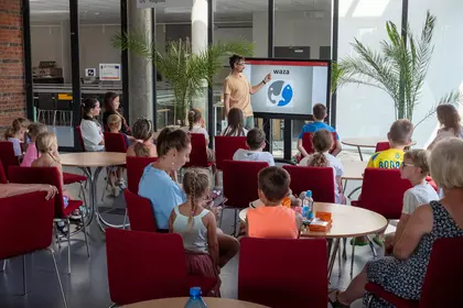 Prezentacja o zwierzętach i ogrodach zoologicznych podczas wakacyjnych zajęć w bibliotece.