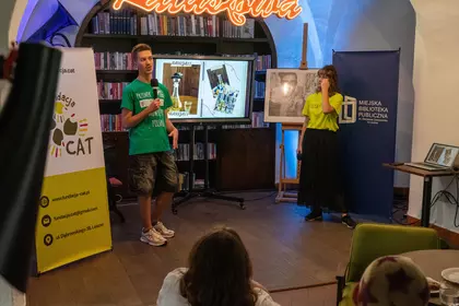 Wolontariusze Fundacji CAT prezentują kulturę Serbii przed uczestnikami spotkania.