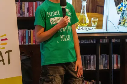 Prowadzący opowiada o serbskiej rakii podczas prezentacji.