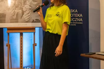 Laura, wolontariuszka Fundacji CAT, mówi o Serbii do uczestników spotkania.