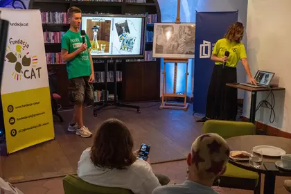 Wolontariusze prowadzą prezentację o serbskiej kulturze.