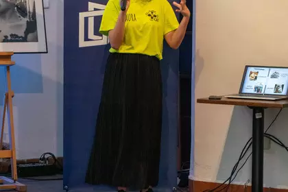 Laura opowiada o serbskich tradycjach podczas spotkania w bibliotece.