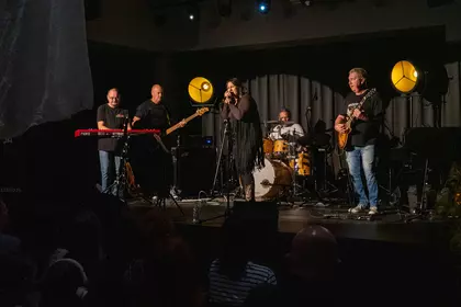 Zespół Nadciśnienie podczas koncertu w sali audiowizualnej.