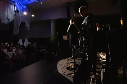 Muzycy zespołu Nadciśnienie grają przed publicznością.