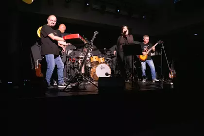 Zespół Nadciśnienie podczas rockowego koncertu na scenie.