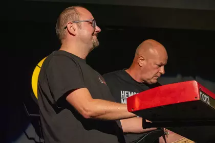 Dwaj muzycy zespołu Nadciśnienie przy instrumentach klawiszowych.