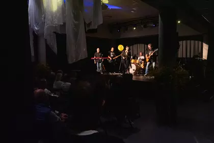 Zespół Nadciśnienie na scenie widziany z głębi sali.