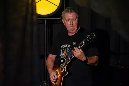 Gitarzysta zespołu Nadciśnienie podczas występu.