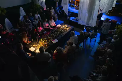 Widok z góry na licznie zgromadzoną publiczność podczas Narodowego Czytania.