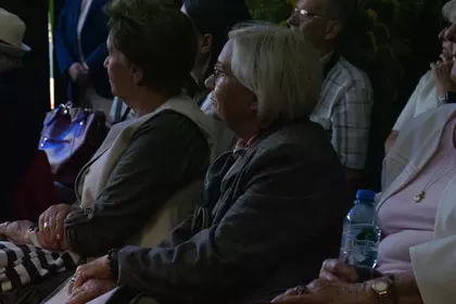 Publiczność uważnie słucha wspólnego czytania.