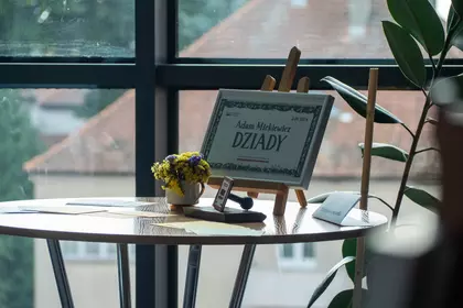 Stanowisko z pamiątkową pieczęcią Narodowego Czytania „Dziadów”.