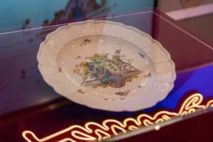 Porcelanowy element miśnieńskiego serwisu Aleksandra Józefa Sułkowskiego z herbem na środku, prezent