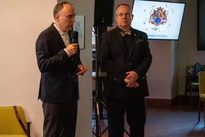 Dr Grzegorz Madej podczas wykładu o miśnieńskim serwisie Aleksandra Józefa Sułkowskiego.