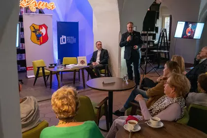 Uczestnicy spotkania w Bibliotece Ratuszowej słuchają wykładu o serwisie Sułkowskiego.