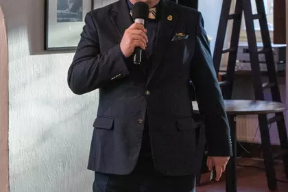 Dr Grzegorz Madej podczas wykładu w Bibliotece Ratuszowej.