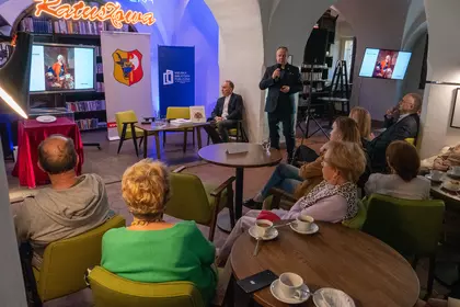 Publiczność podczas wykładu o miśnieńskim serwisie Aleksandra Józefa Sułkowskiego.