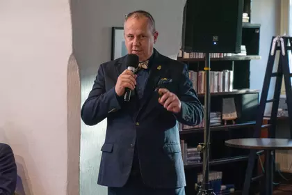 Dr Grzegorz Madej podczas prezentacji historii miśnieńskiego serwisu Sułkowskiego.