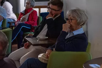 Publiczność podczas spotkania w Bibliotece Ratuszowej.