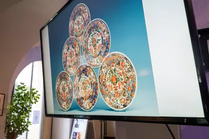 Slajd prezentacji przedstawiający porcelanowe talerze z dekoracją w stylu dalekowschodnim.